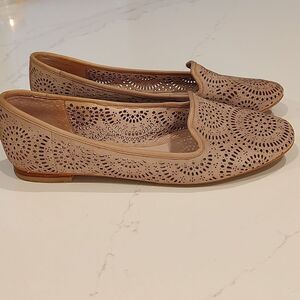 Vince Camuto Leather Lancaster Lazer Cut Loafer Flats in Taupe Size 7.5